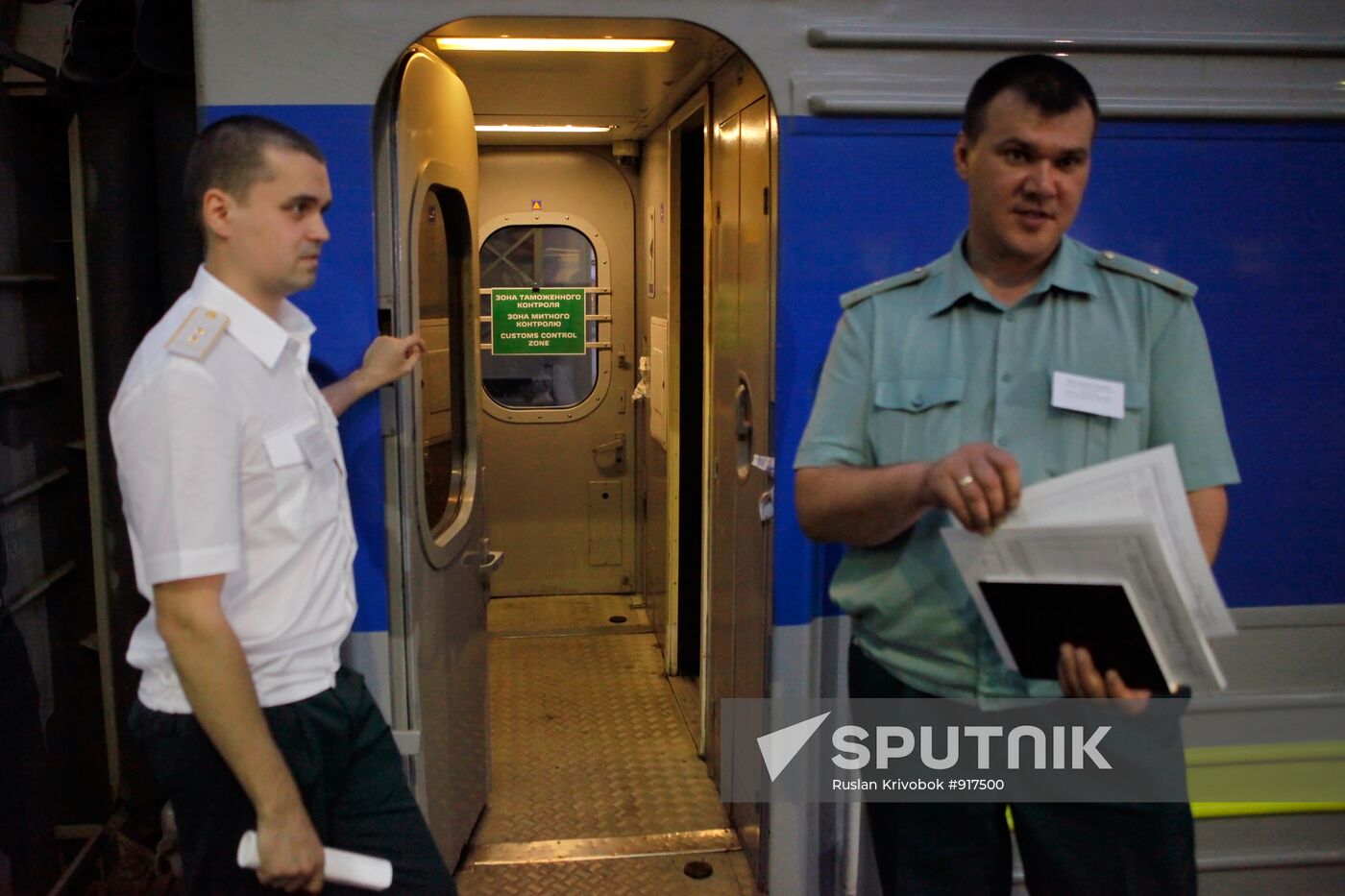 Border control for Moscow - Kiev passenger train