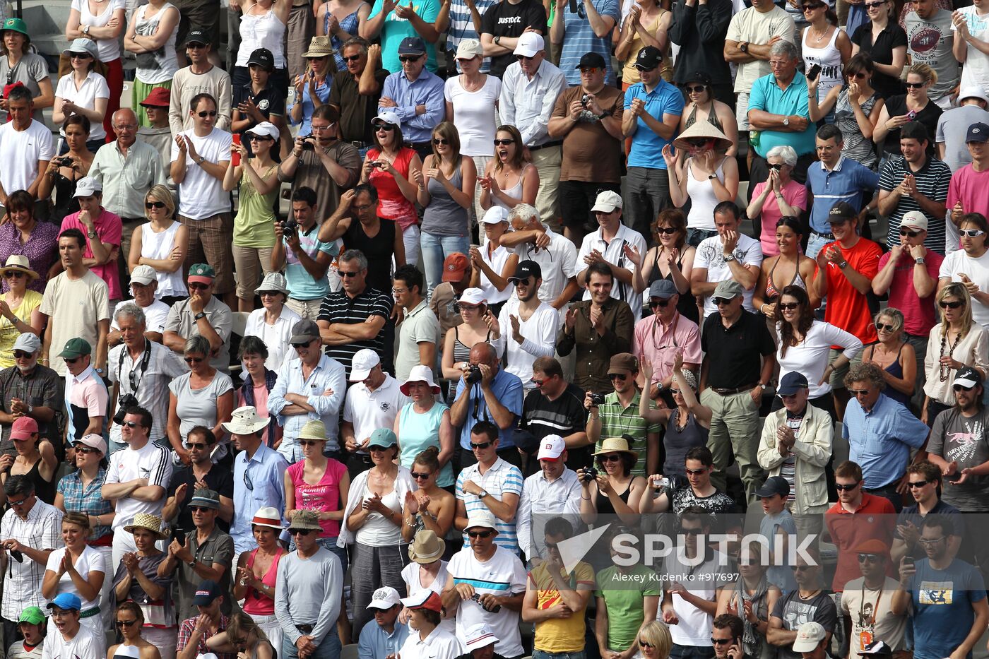 Fans in the grandstand of Suzanne Lenglen court