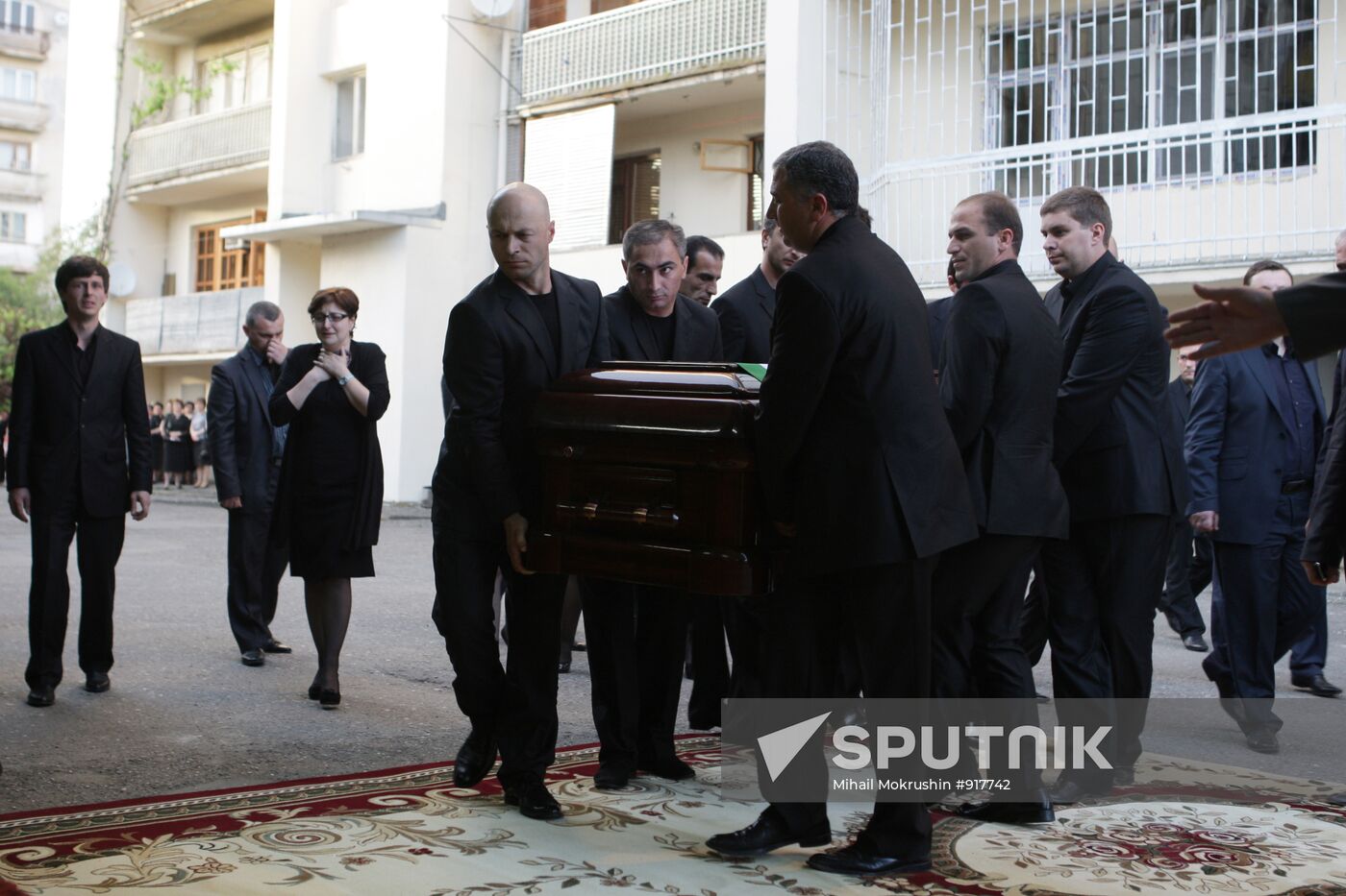 Coffin with body of Abkhaz President brought to Chachba Street