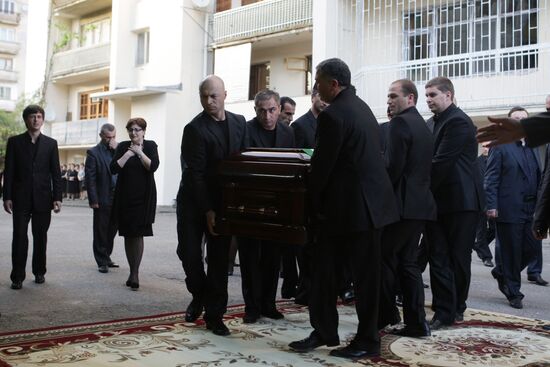 Coffin with body of Abkhaz President brought to Chachba Street