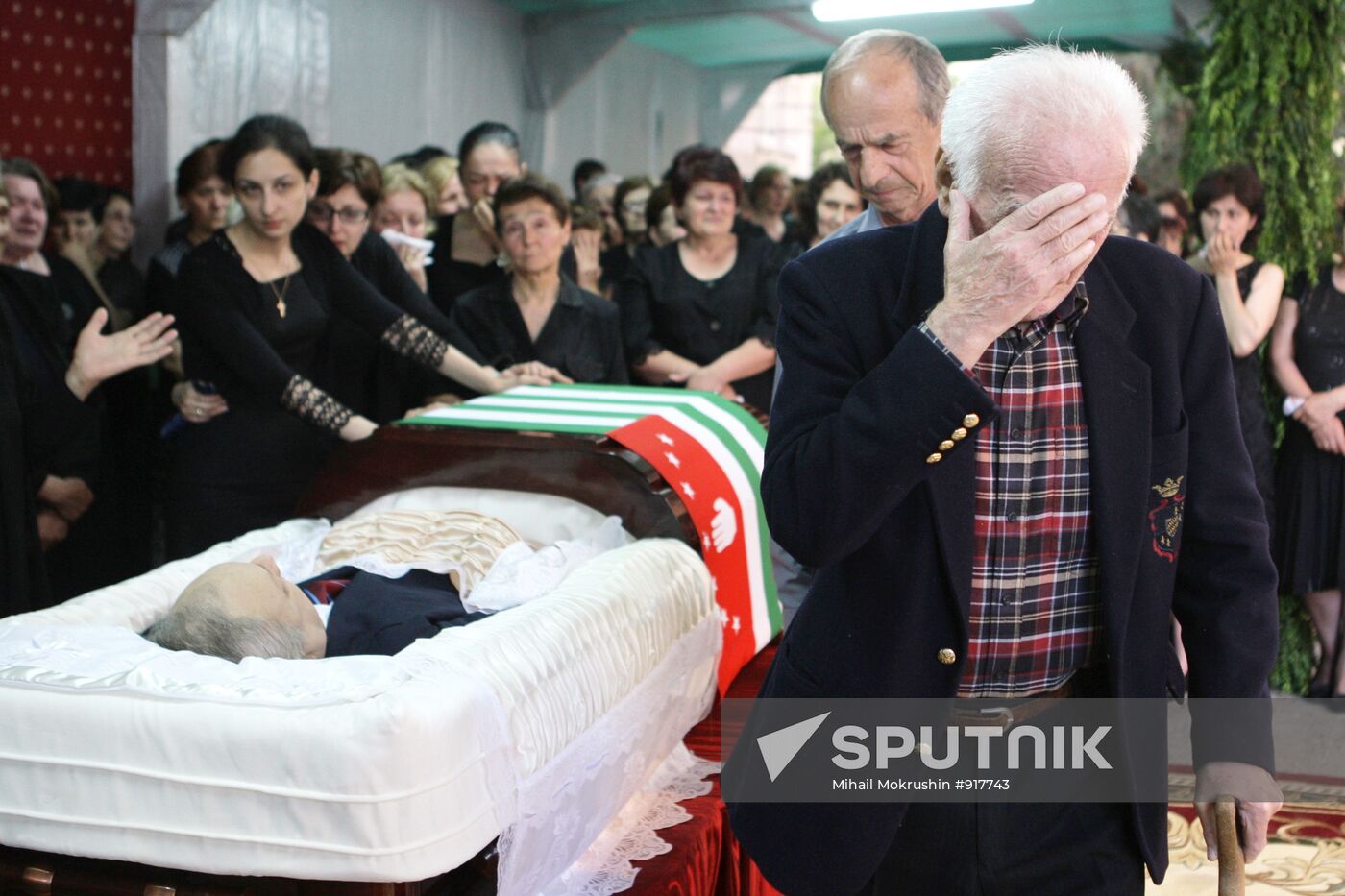 Sukhumi residents say goodbye to Abkhaz President Sergei Bagapsh