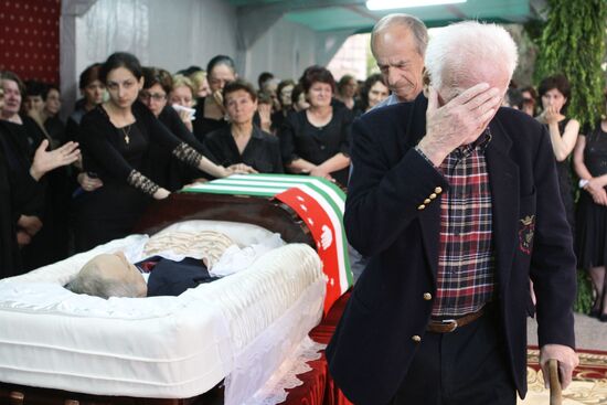 Sukhumi residents say goodbye to Abkhaz President Sergei Bagapsh