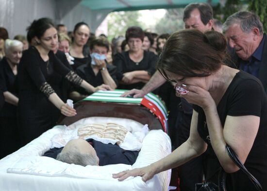 Sukhumi residents say goodbye to Abkhaz President Sergei Bagapsh