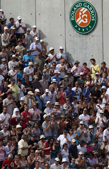 Fans in the grandstand of Suzanne Lenglen court
