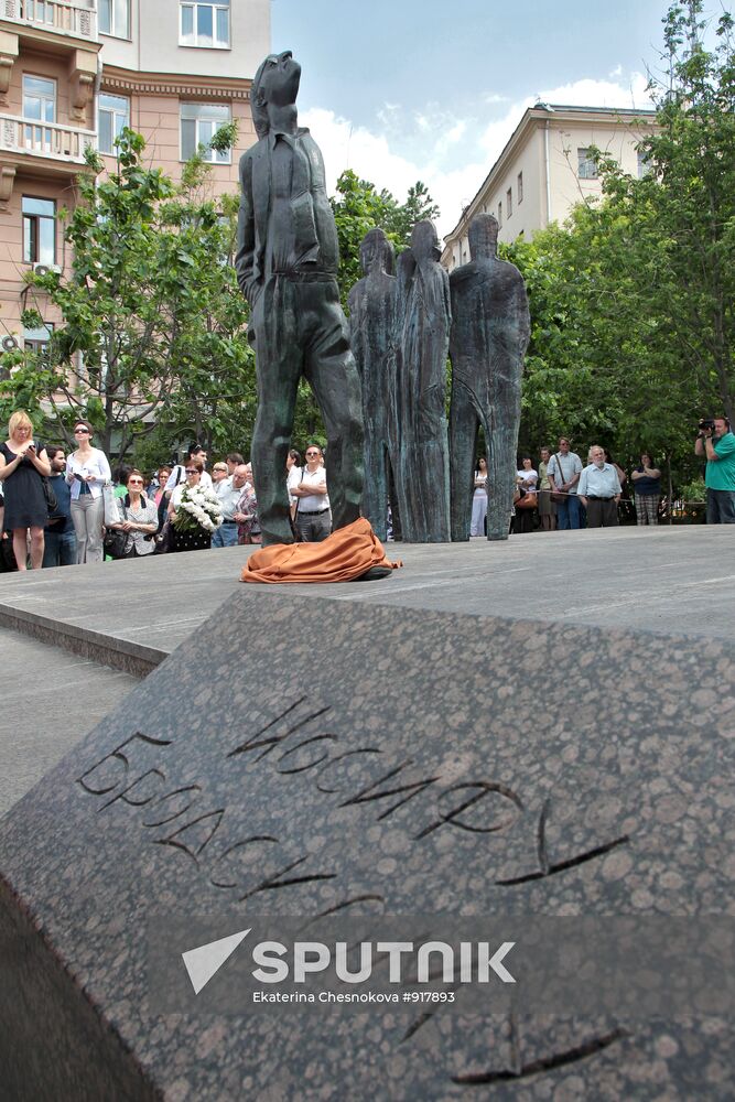 Monument to Joseph Brodsky unveiled in Moscow