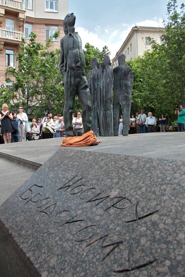 Monument to Joseph Brodsky unveiled in Moscow