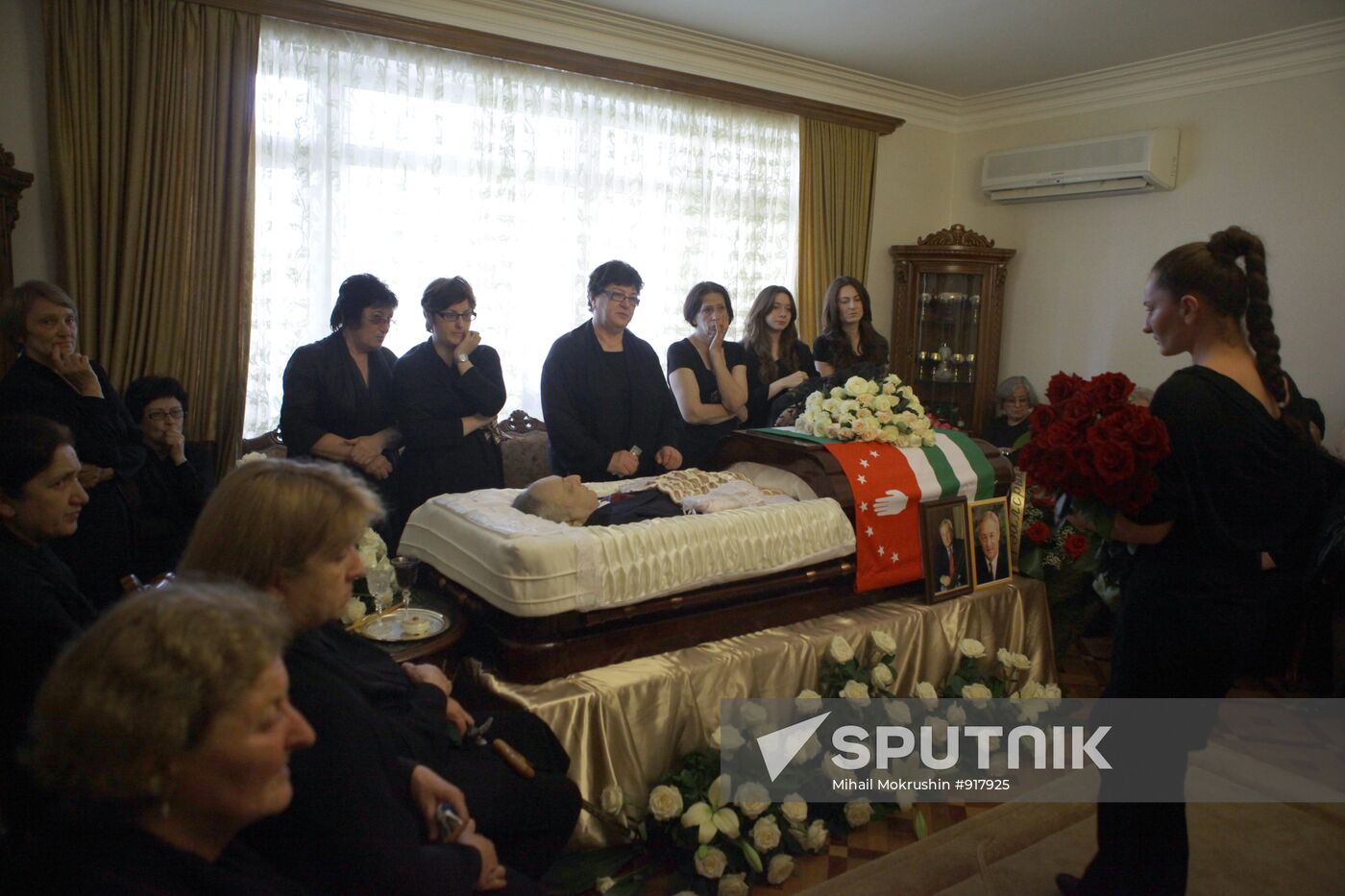 Sukhumi residents attend funeral service for Sergei Bagapsh