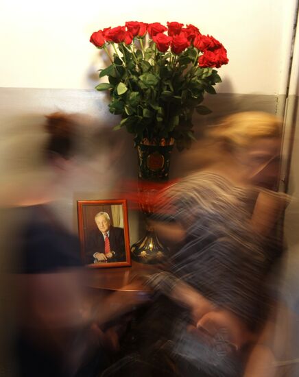 Sukhumi residents attend funeral service for Sergei Bagapsh