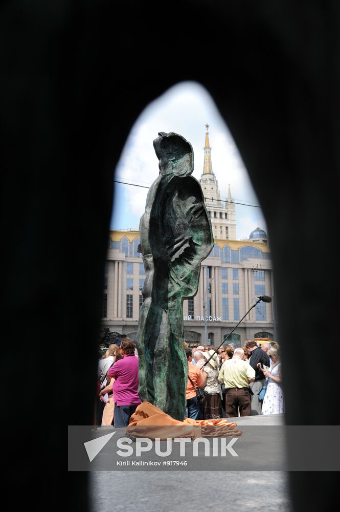 Monument to Joseph Brodsky unveiled in Moscow