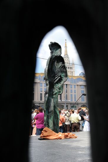 Monument to Joseph Brodsky unveiled in Moscow