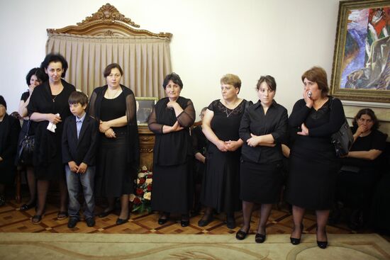 Sukhumi residents attend funeral service for Sergei Bagapsh