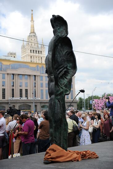 Monument to Joseph Brodsky unveiled in Moscow