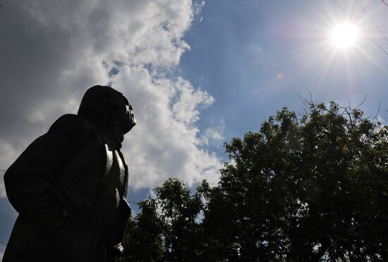 Monument to Joseph Brodsky unveiled in Moscow