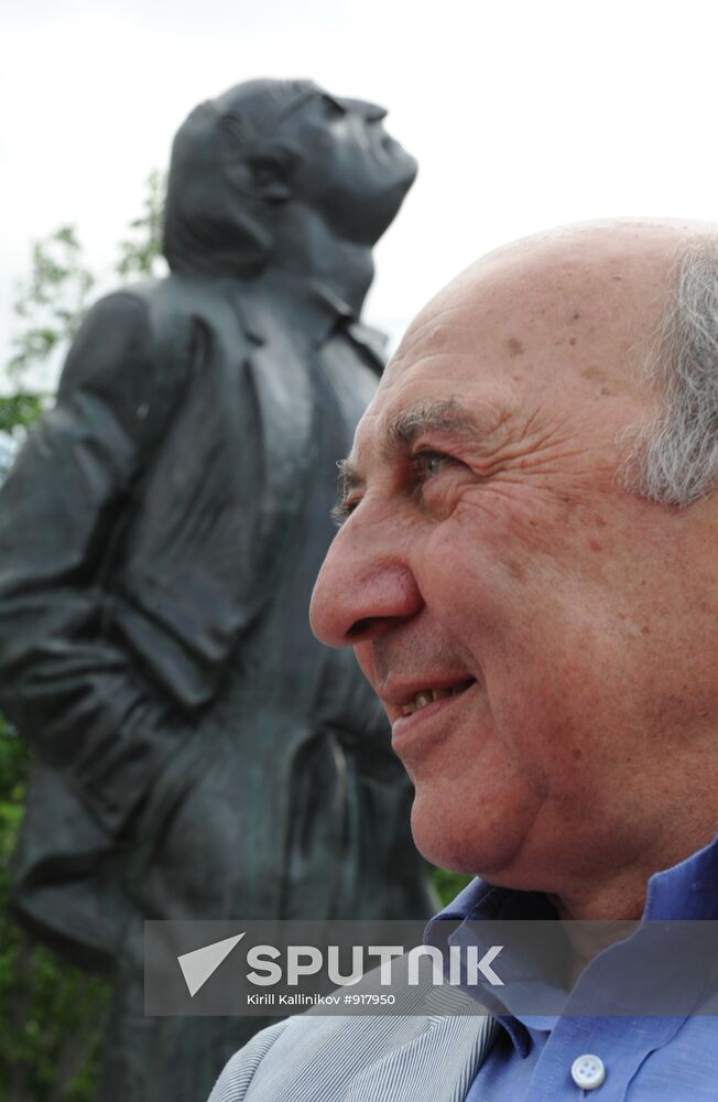 Monument to Joseph Brodsky unveiled in Moscow