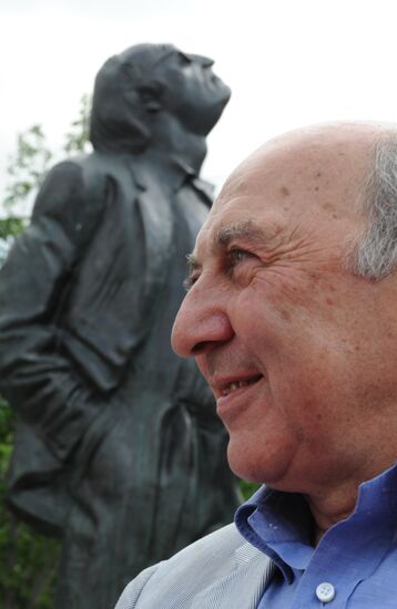 Monument to Joseph Brodsky unveiled in Moscow