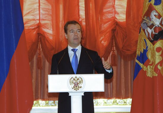 Dmitry Medvedev presents awards to parents of large families