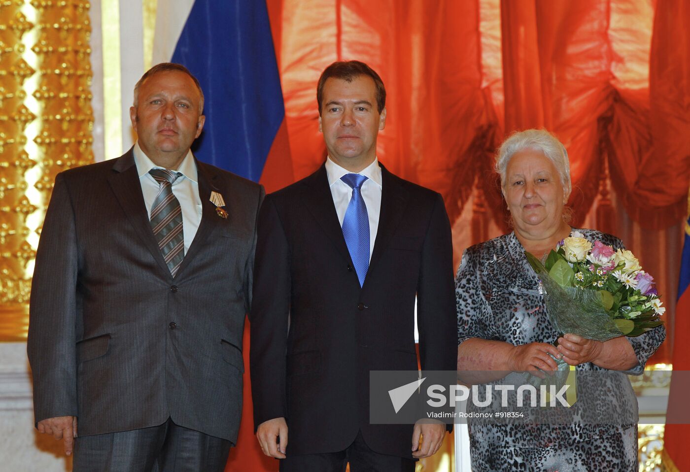 Dmitry Medvedev presents awards to parents of large families