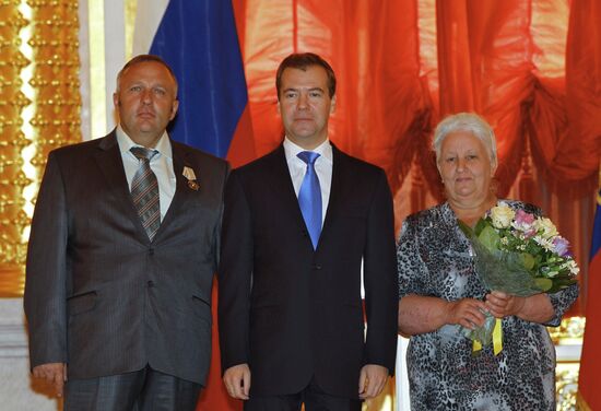 Dmitry Medvedev presents awards to parents of large families