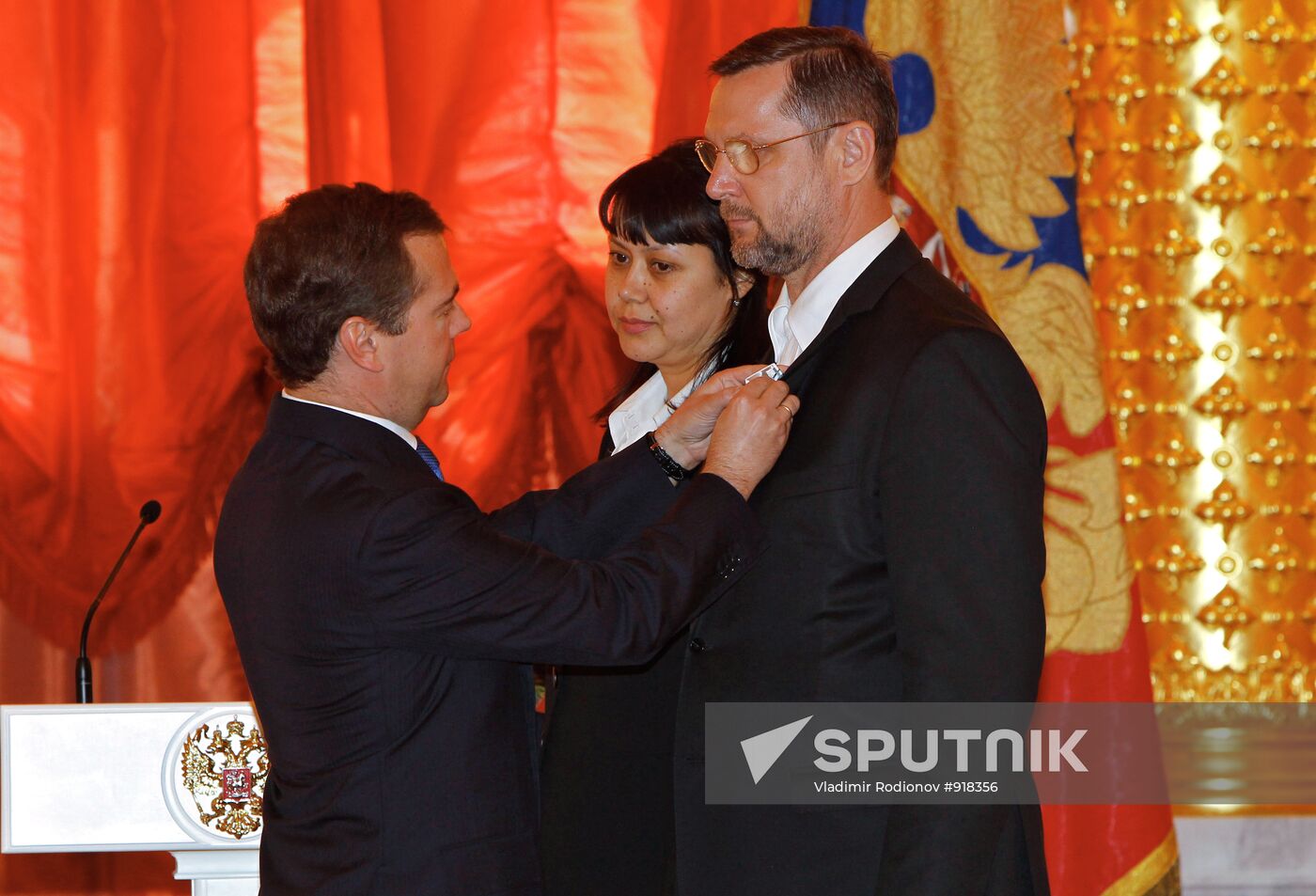 Dmitry Medvedev presents awards to parents of large families