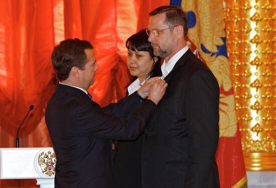 Dmitry Medvedev presents awards to parents of large families