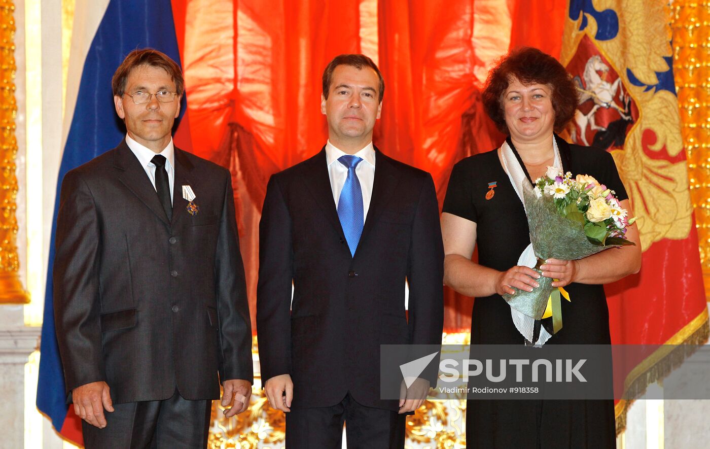 Dmitry Medvedev presents awards to parents of large families