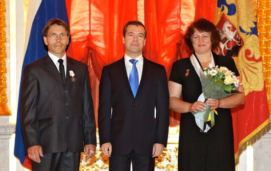 Dmitry Medvedev presents awards to parents of large families