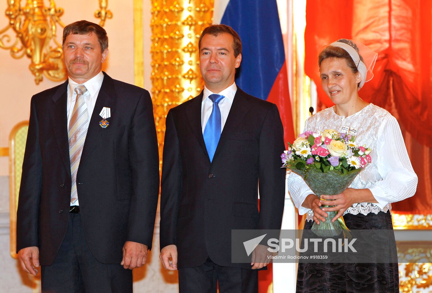 Dmitry Medvedev presents awards to parents of large families