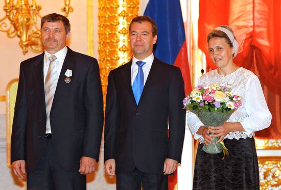 Dmitry Medvedev presents awards to parents of large families