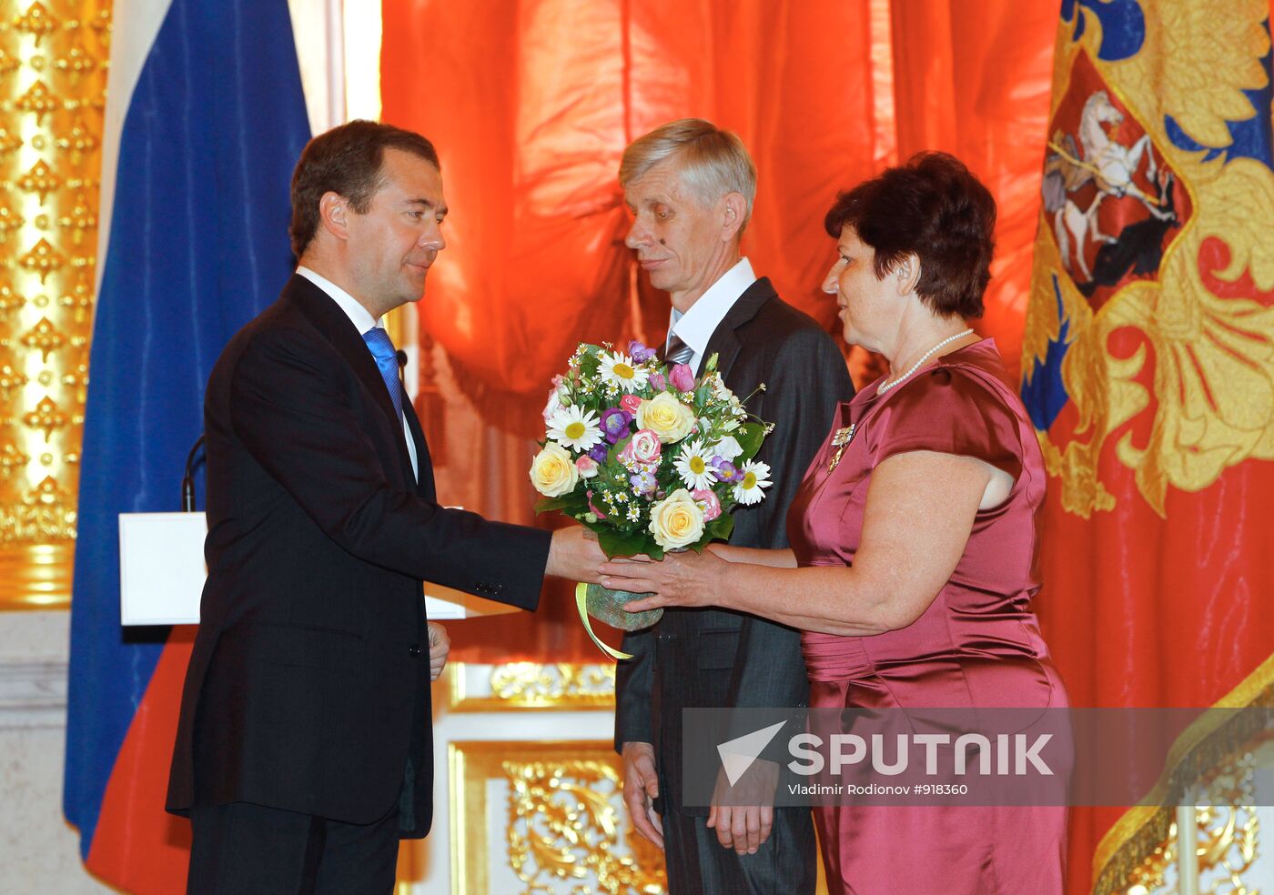 Dmitry Medvedev presents awards to parents of large families