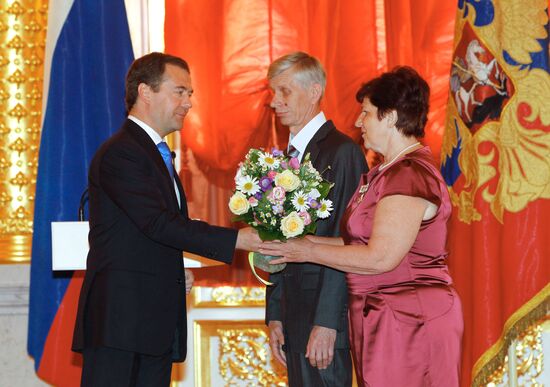 Dmitry Medvedev presents awards to parents of large families