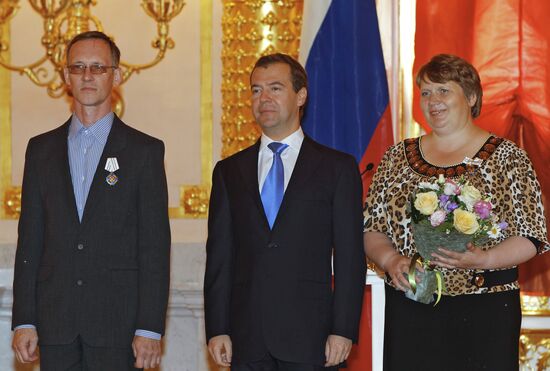 Dmitry Medvedev presents awards to parents of large families