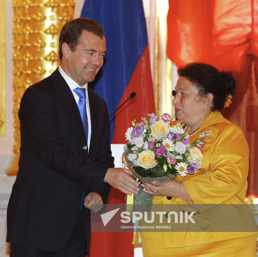 Dmitry Medvedev presents awards to parents of large families