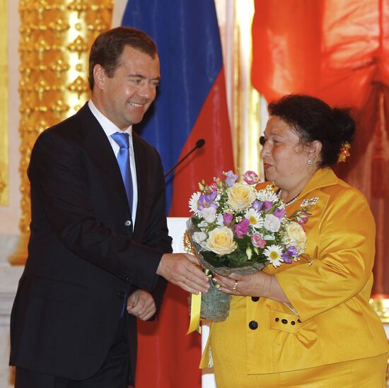 Dmitry Medvedev presents awards to parents of large families