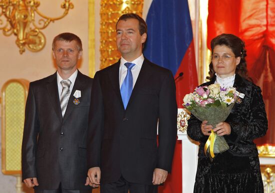 Dmitry Medvedev presents awards to parents of large families