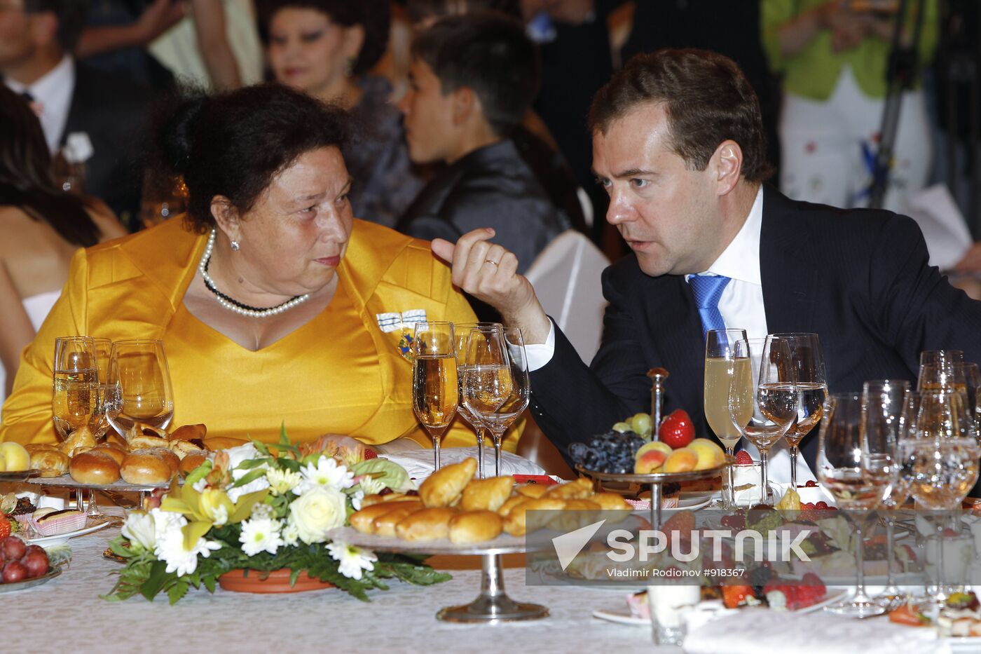 Dmitry Medvedev presents awards to parents of large families