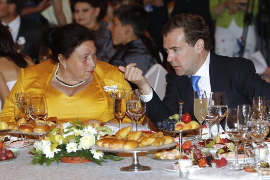 Dmitry Medvedev presents awards to parents of large families