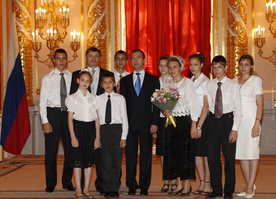 Dmitry Medvedev presents awards to large families' parents