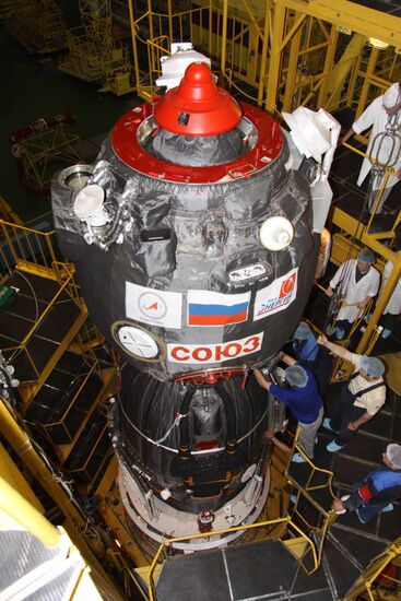 Preparing to launch manned "Soyuz TMA-02M" spacecraft
