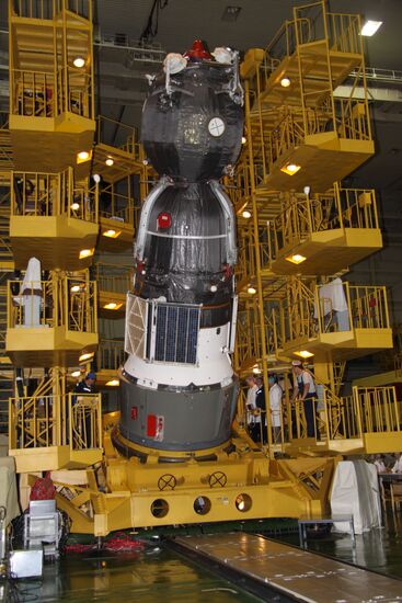 Preparing to launch manned "Soyuz TMA-02M" spacecraft