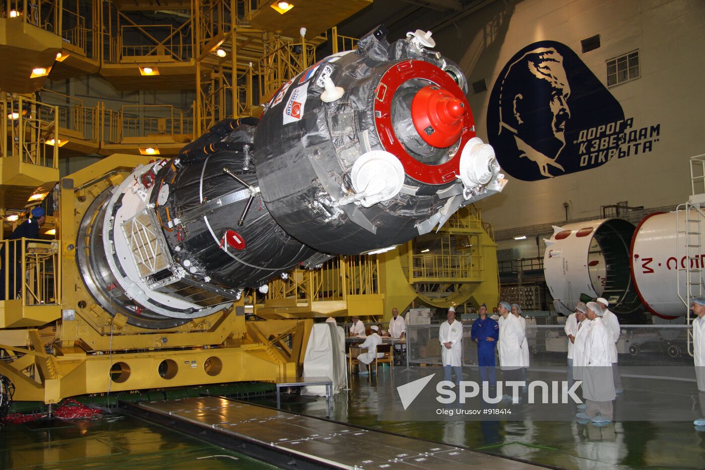 Preparing to launch manned "Soyuz TMA-02M" spacecraft