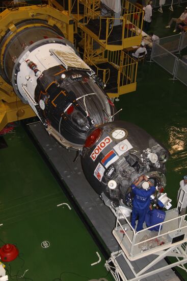 Preparing to launch manned "Soyuz TMA-02M" spacecraft