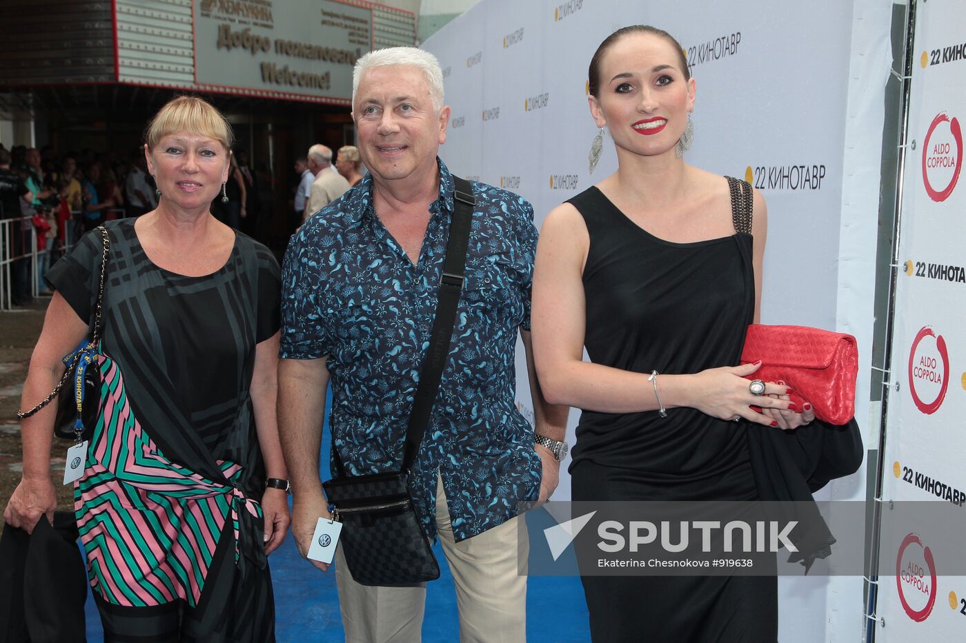 Artist Vladimir Vinokur with wife and daughter