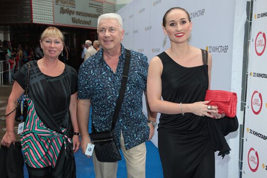 Artist Vladimir Vinokur with wife and daughter