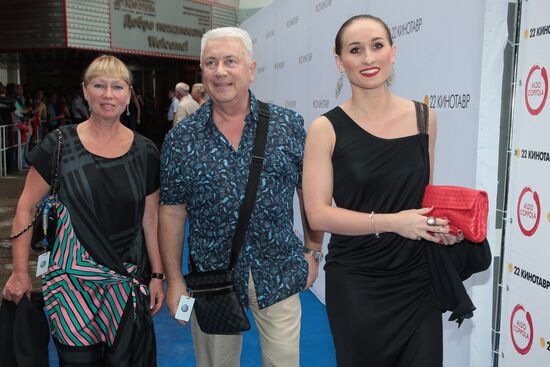 Artist Vladimir Vinokur with wife and daughter