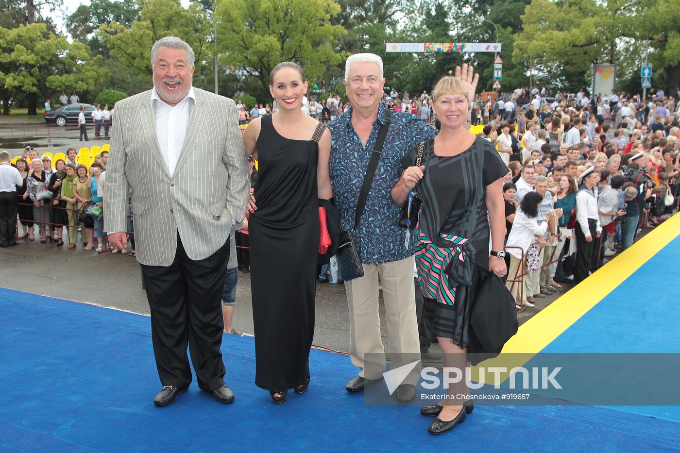 Yuli Gusman and Vladimir Vinokur with families