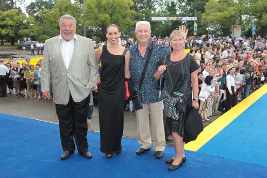Yuli Gusman and Vladimir Vinokur with families