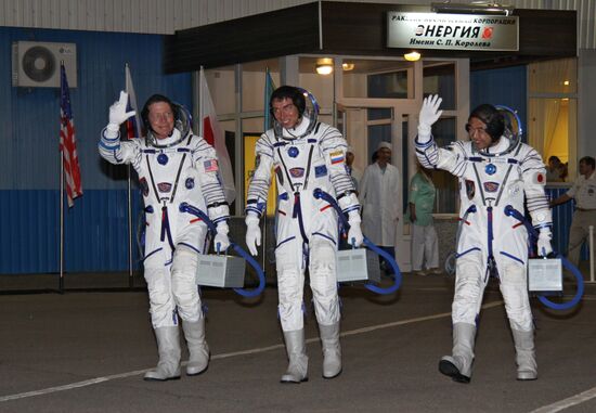 Soyuz TMA-02M blasts off for International Space Station