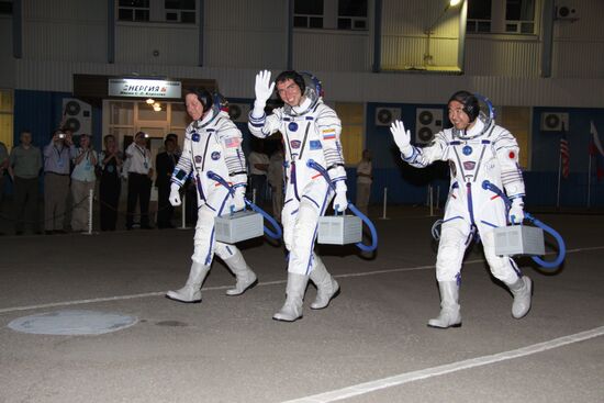 Soyuz TMA-02M blasts off for International Space Station