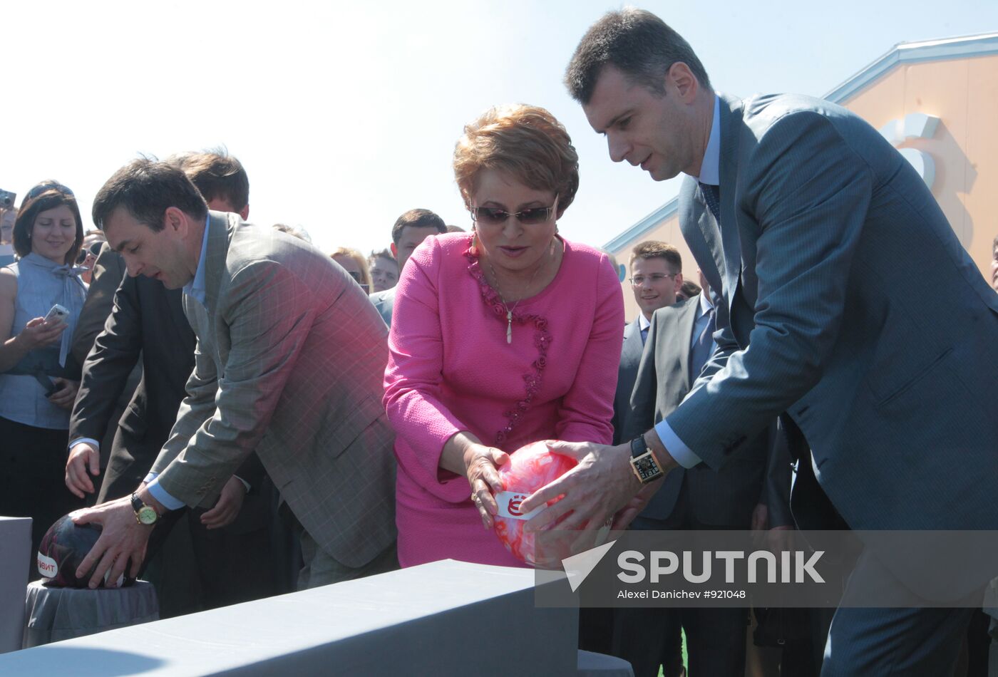 Laying foundation stone for "E-Mobile" production plant