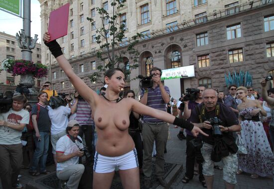 Countdown clock until the start of "Euro-2012" started in Kiev